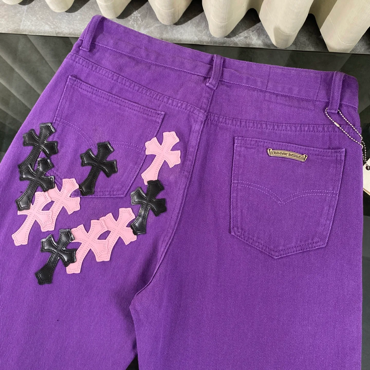 P240 CH Chromehearts 2025 new limited edition black and pink cross leather couple style washed loose purple jeans 💜 Top quality ceiling quality styles with different washed textures, very friendly to people with thin legs and thick legs. The straight and loose version is very flattering to the leg shape. Timeless and moderate length, easy to match with casual, basic styling for various styles, a must-have in the wardrobe! The fabric is stiff but also makes the upper body soft without losing texture. The washing process is even more perfect. It is a must-have item for everyone! ! ! Washed wheat, hang tag, pants label, three labels complete Color: Purple Size: 28, 30, 32, 34